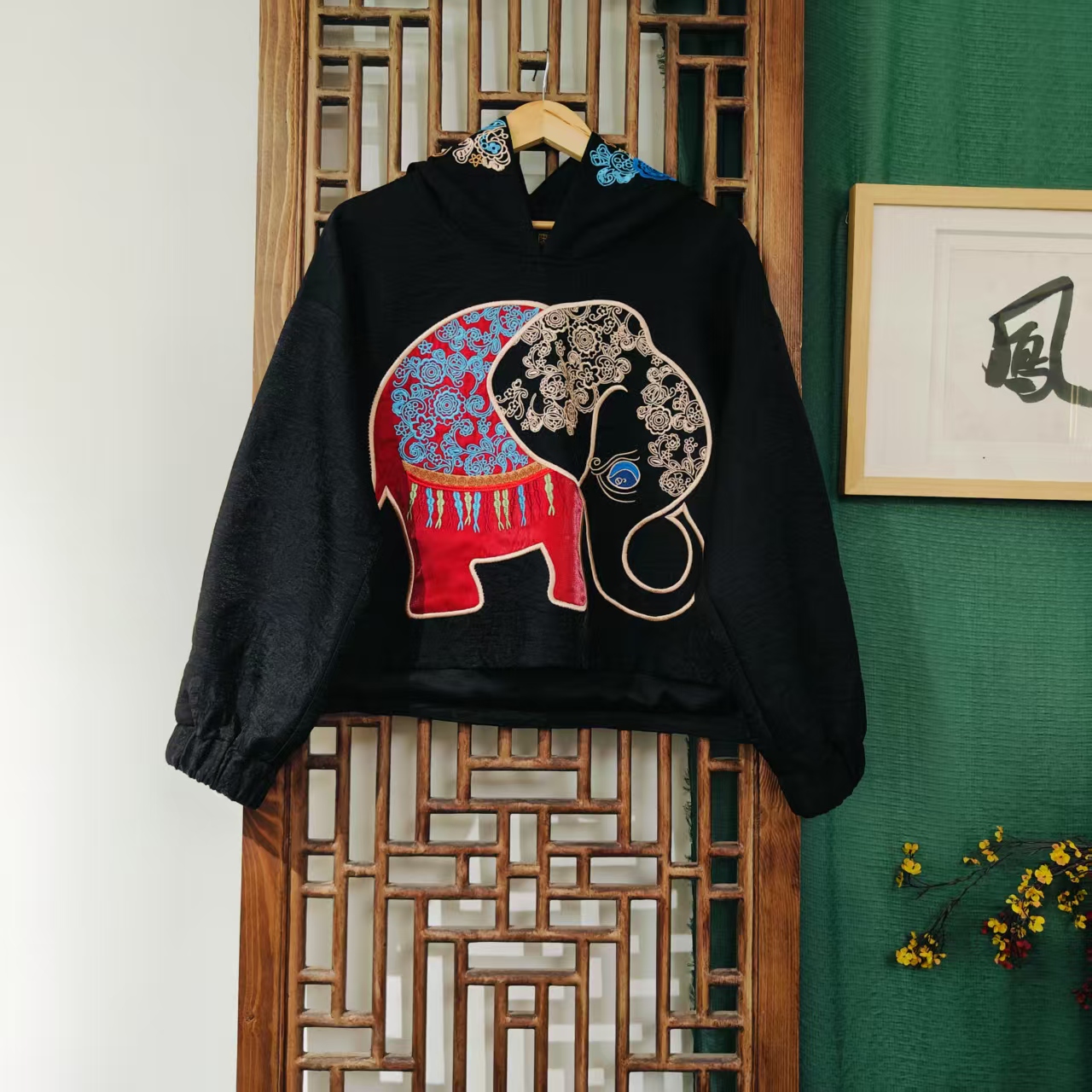 （LS119）凤徕兮私人定制黑色福禄底黑红大象刺绣短款带帽卫衣  短
