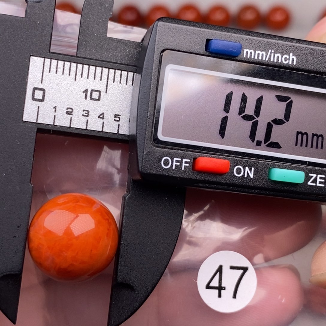 南红玛瑙未镶嵌配饰有瑕疵