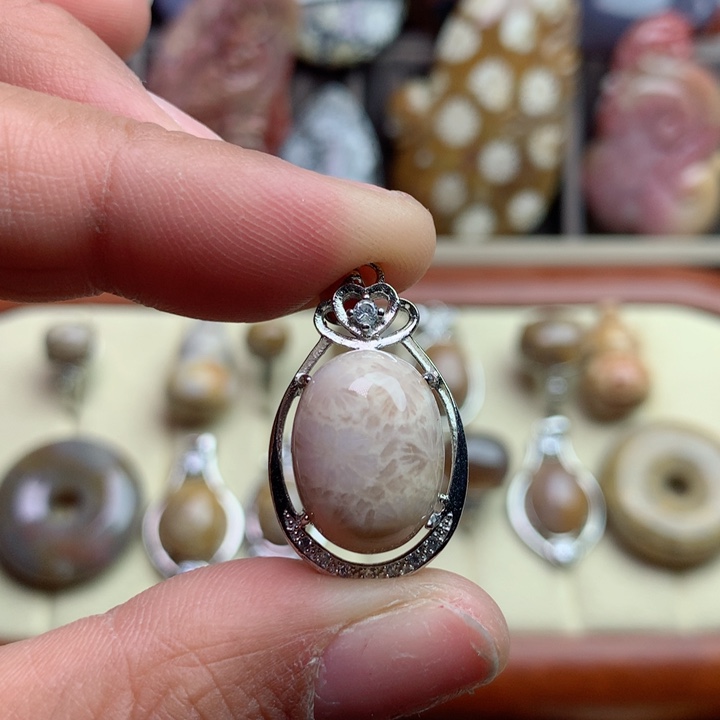 硅化珊瑚（珊瑚玉）颈饰未镶嵌