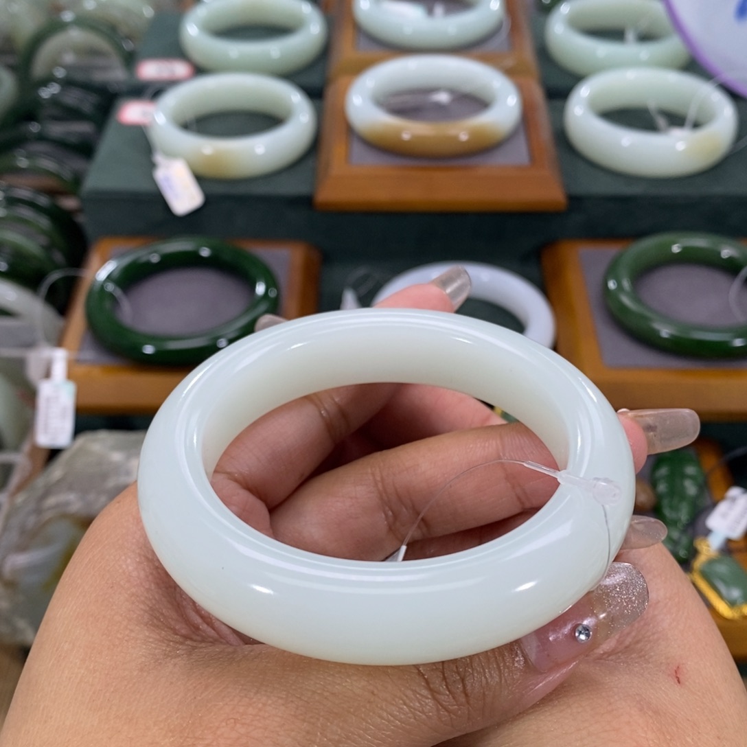 和田玉手镯未镶嵌