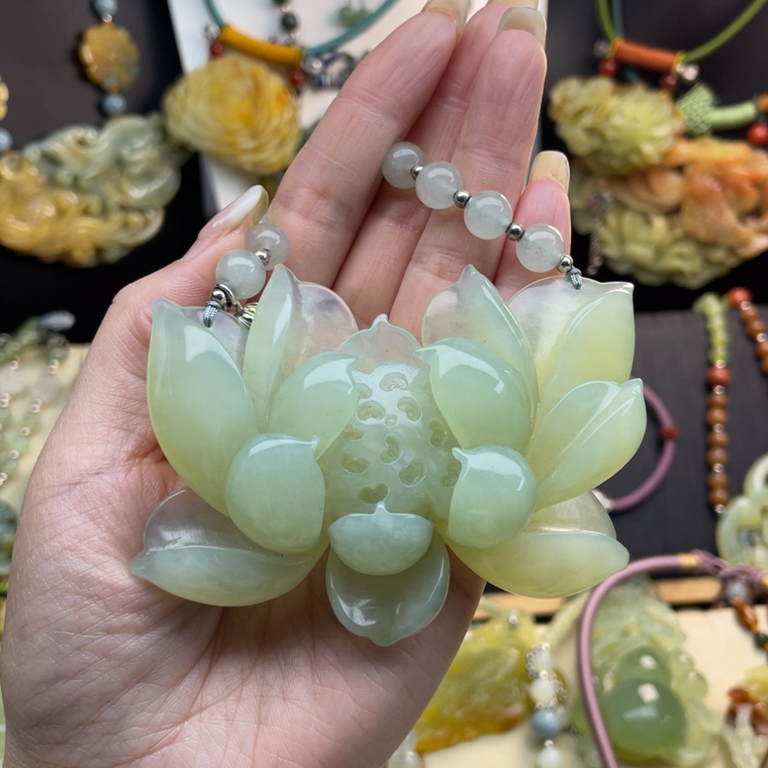 蛇纹石玉未镶嵌颈饰