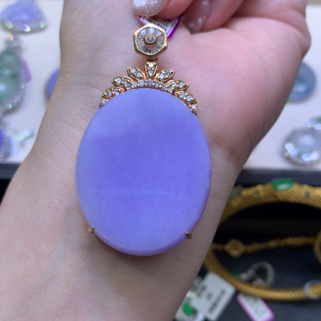 昭***乐翡翠18K金镶嵌颈饰