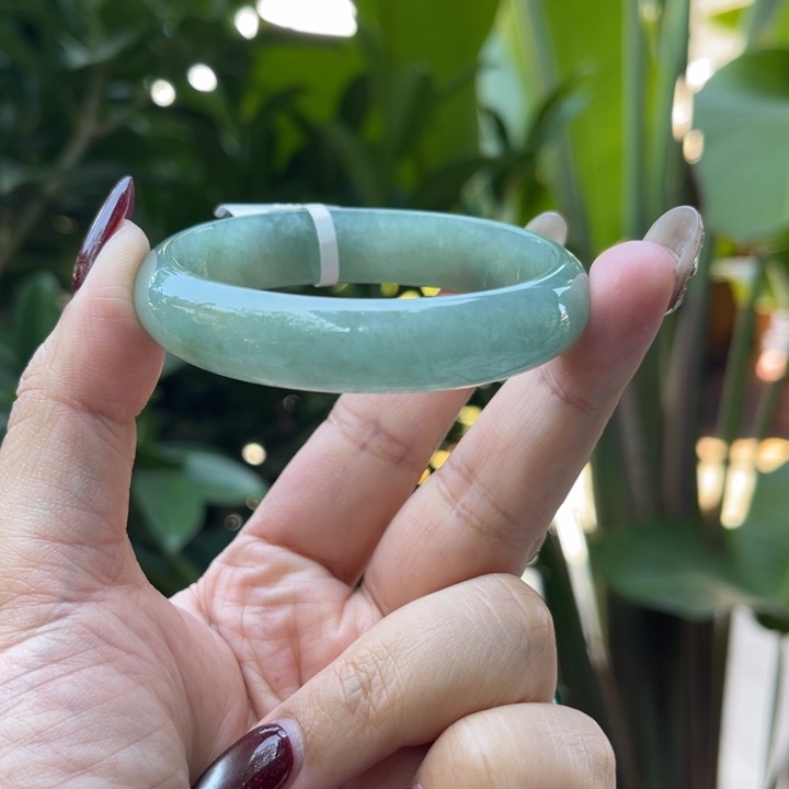 【闪购商品】翡翠手镯未镶嵌56贵妃