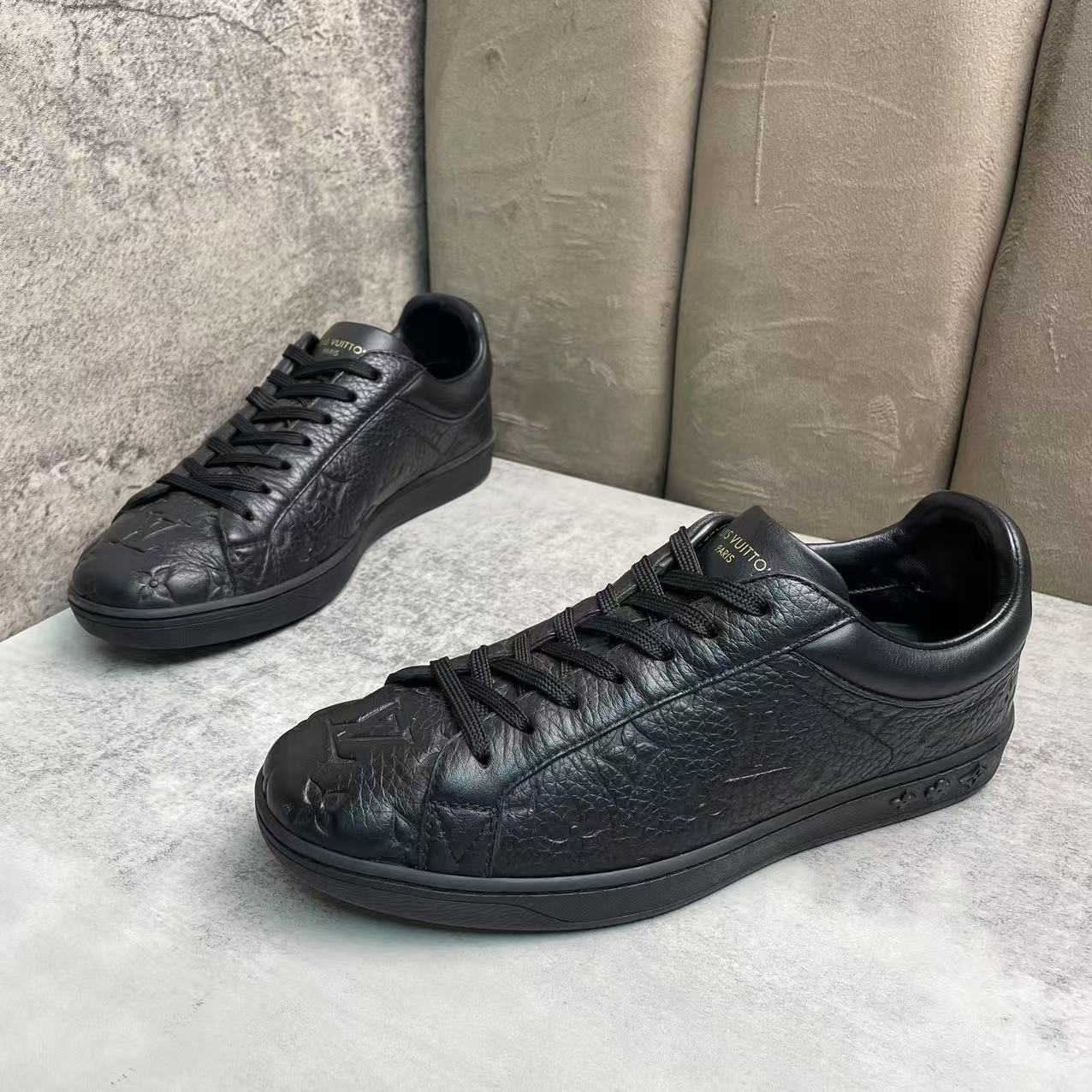 95新 LouisVuitton/路易威登 黑色荔枝纹浮雕老花百搭板鞋/39码