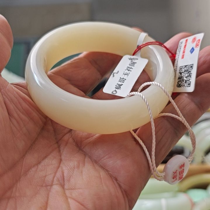 奇***界和田玉未镶嵌手镯