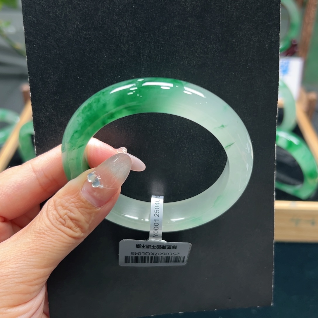 雷***雷石英质玉手镯未镶嵌➕佳佳57.3