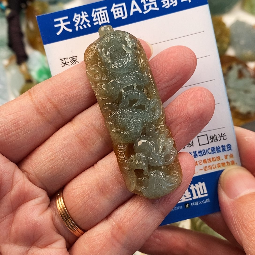 翡翠未镶嵌颈饰龙
