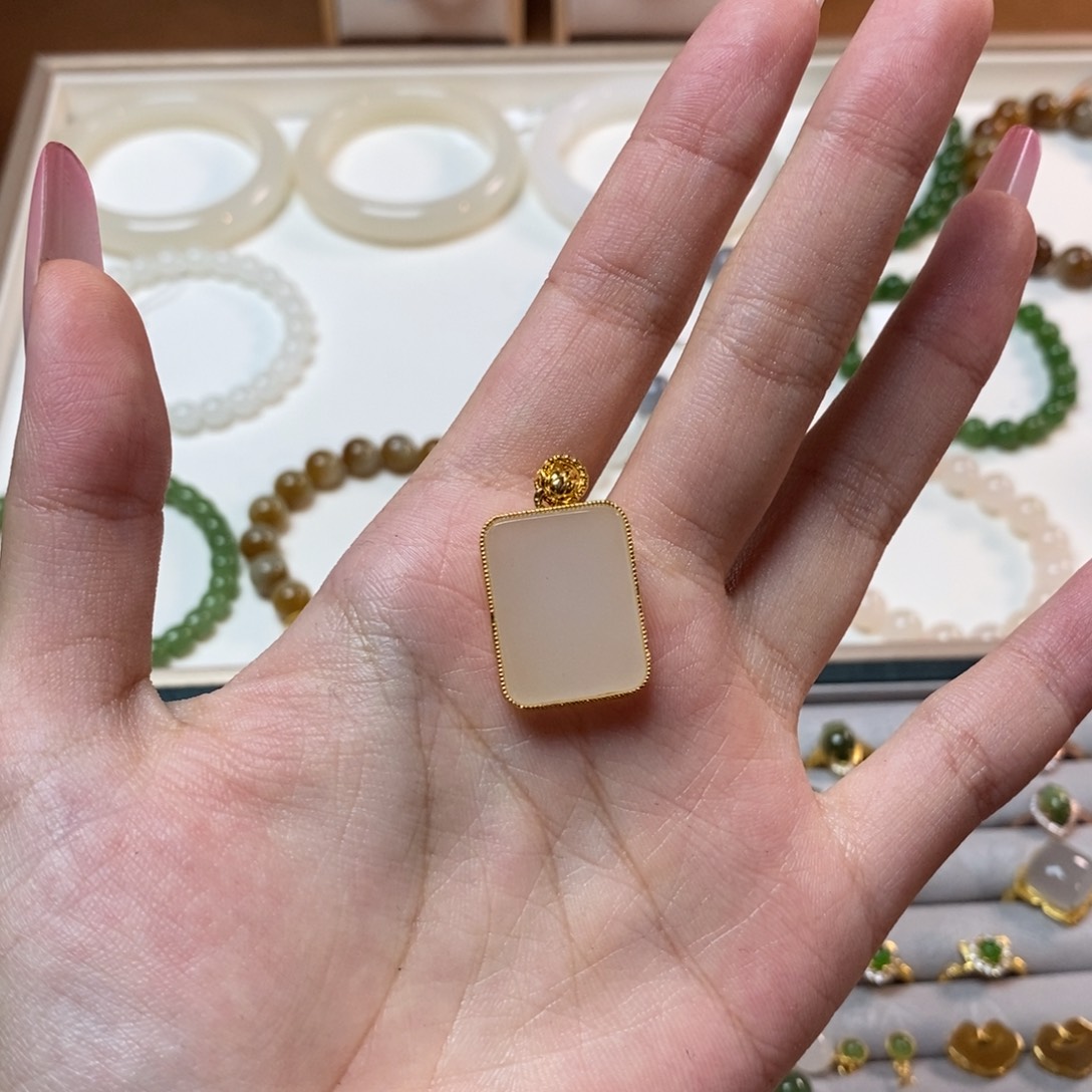 西***波颈饰未镶嵌和田玉藕粉无事牌不包退