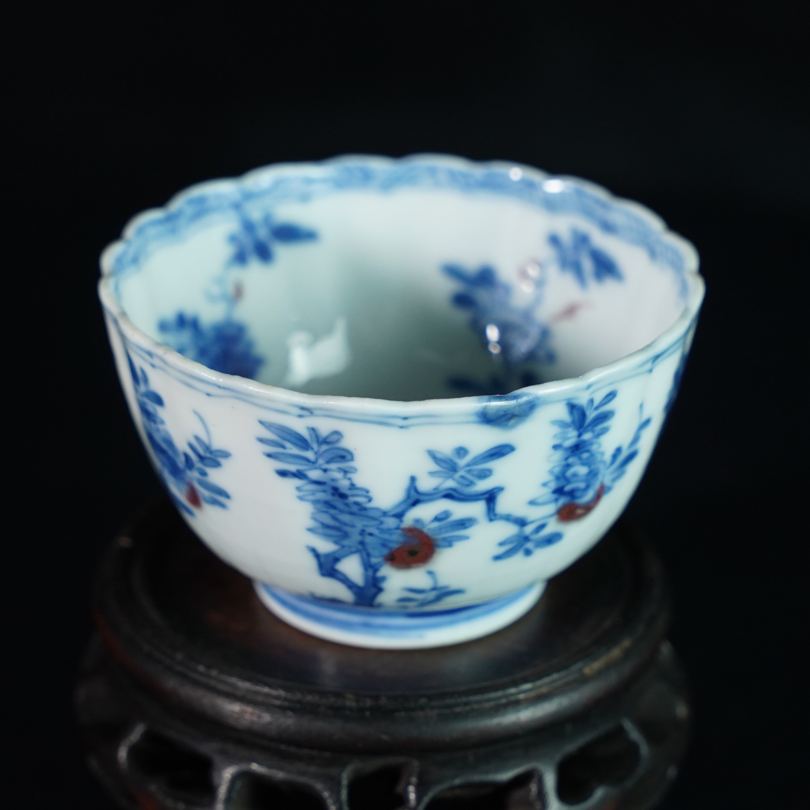 LXZ2580120004【十竹斋】清晚期青花釉里红瑞果图瓜棱纹杯