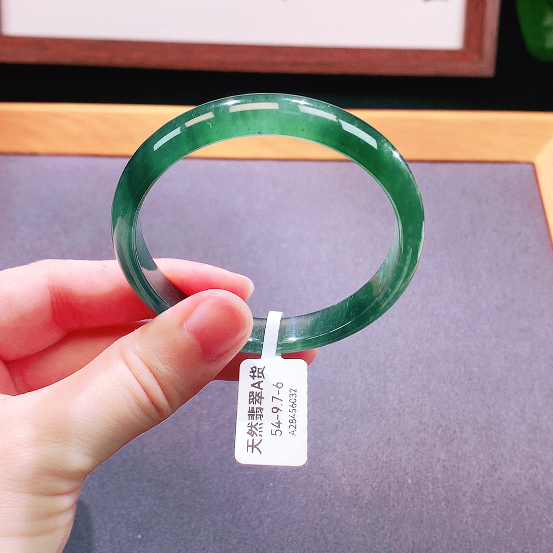 翡翠手镯未镶嵌天然翡翠