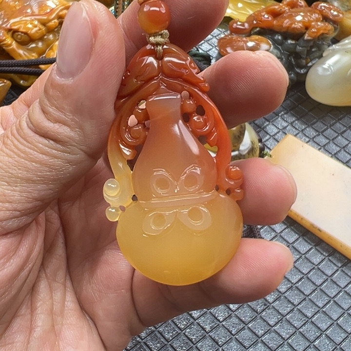 石英质玉（黄龙玉）颈饰未镶嵌
