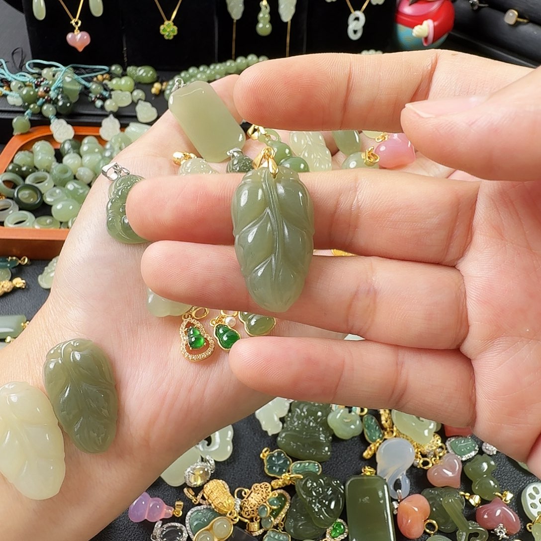 小****和田玉银S925镶嵌颈饰