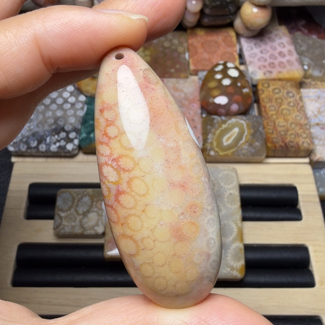 硅化玉未镶嵌红粉黄，微骨骼