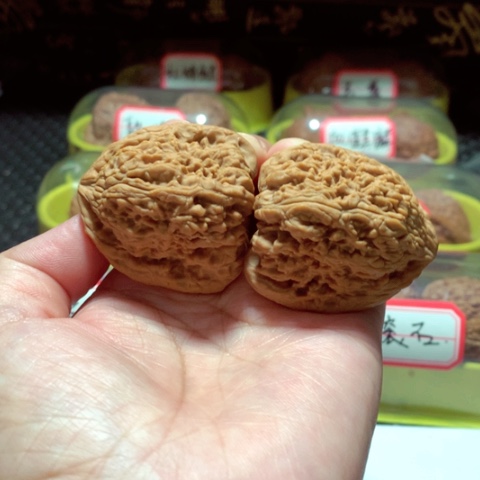 吊坠文玩核桃喜****人疆黄皮三角疆