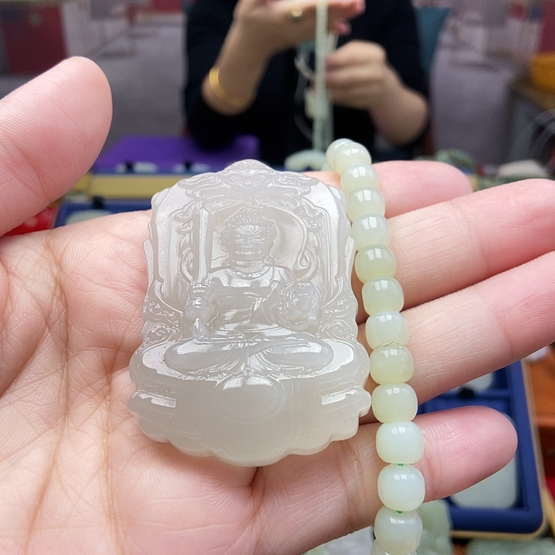 和田玉颈饰未镶嵌陈***村