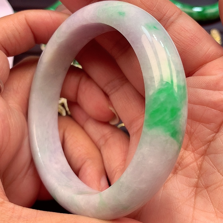 翡翠手镯未镶嵌翡翠