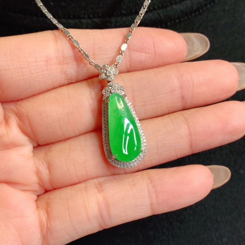 【闪购商品】颈饰18K金镶嵌翡翠特色戒面