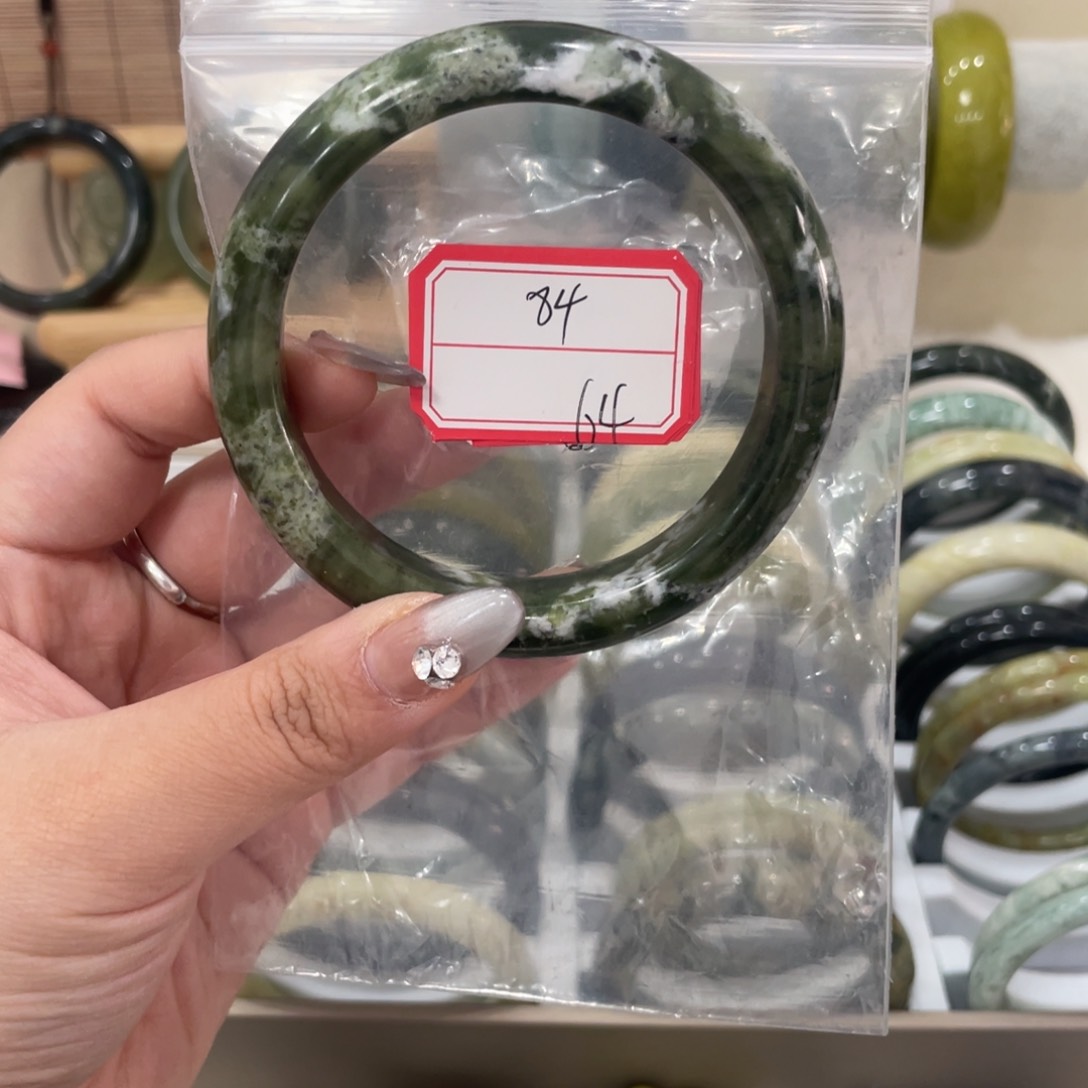 蛇纹石玉手镯未镶嵌