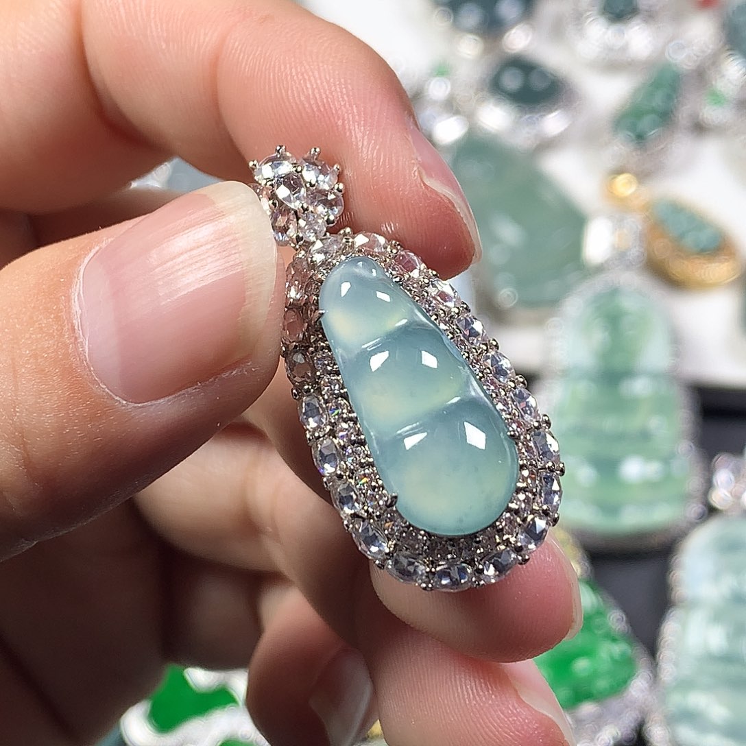 翡翠未镶嵌颈饰豆子