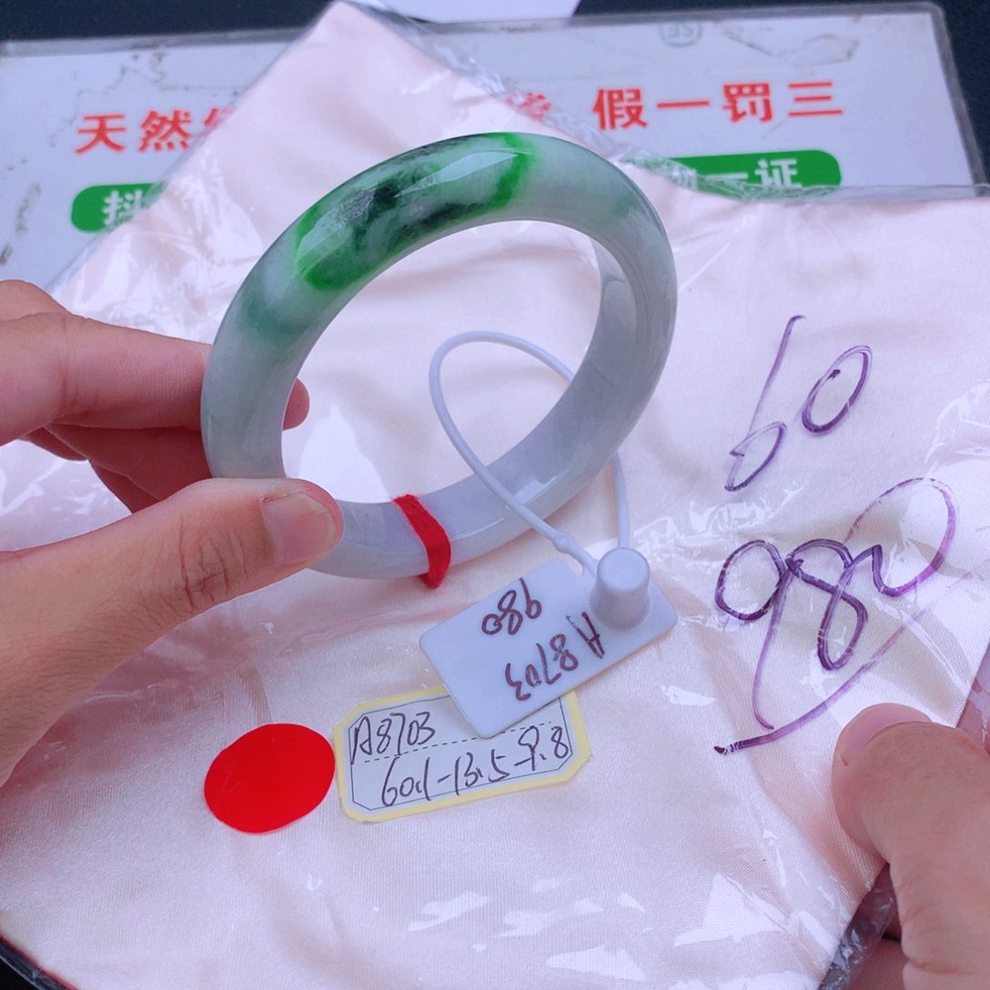 翡翠手镯未镶嵌我