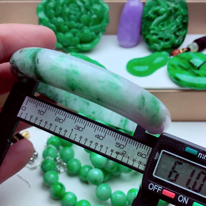 翡翠未镶嵌手镯……