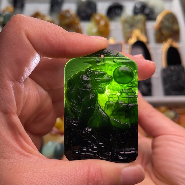 蛇纹石玉未镶嵌颈饰