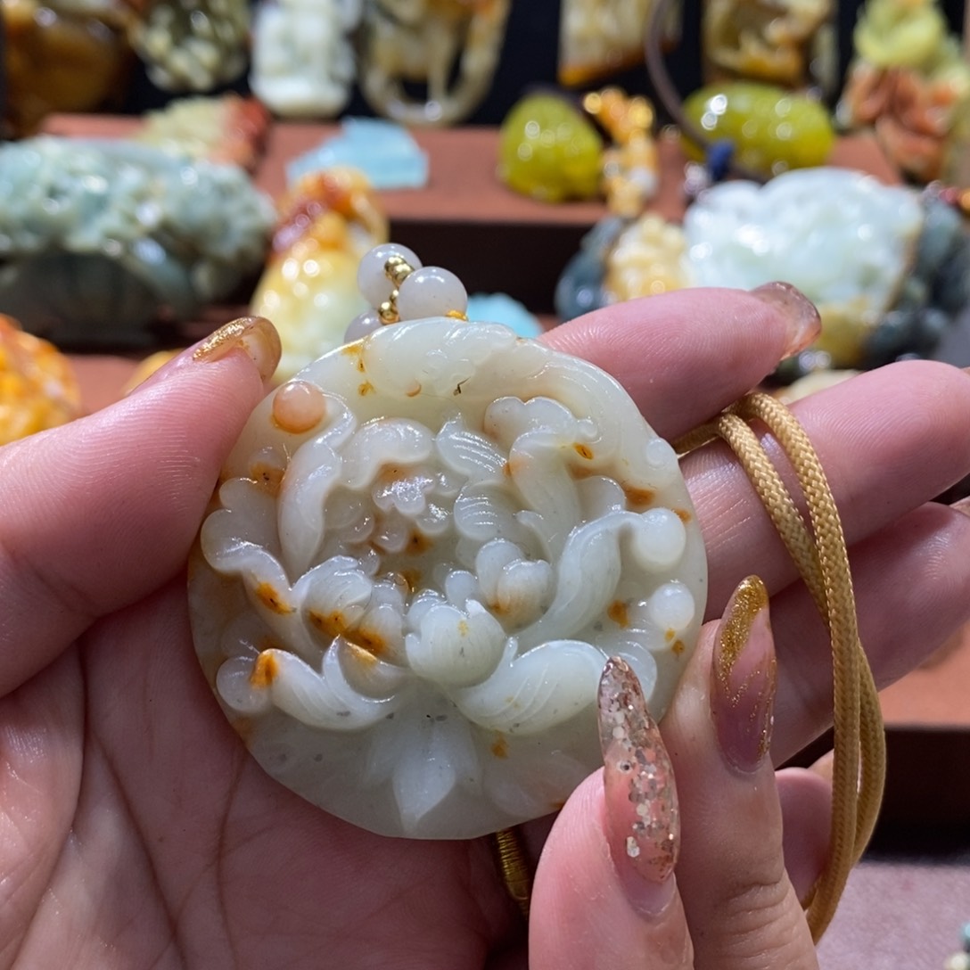 蛇纹石玉颈饰未镶嵌