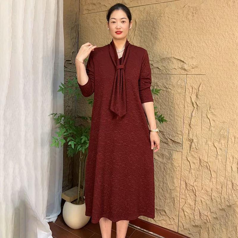 纯色浮雕秋季围巾领显瘦连衣裙气质长裙时尚妈妈装宽松洋气打底裙