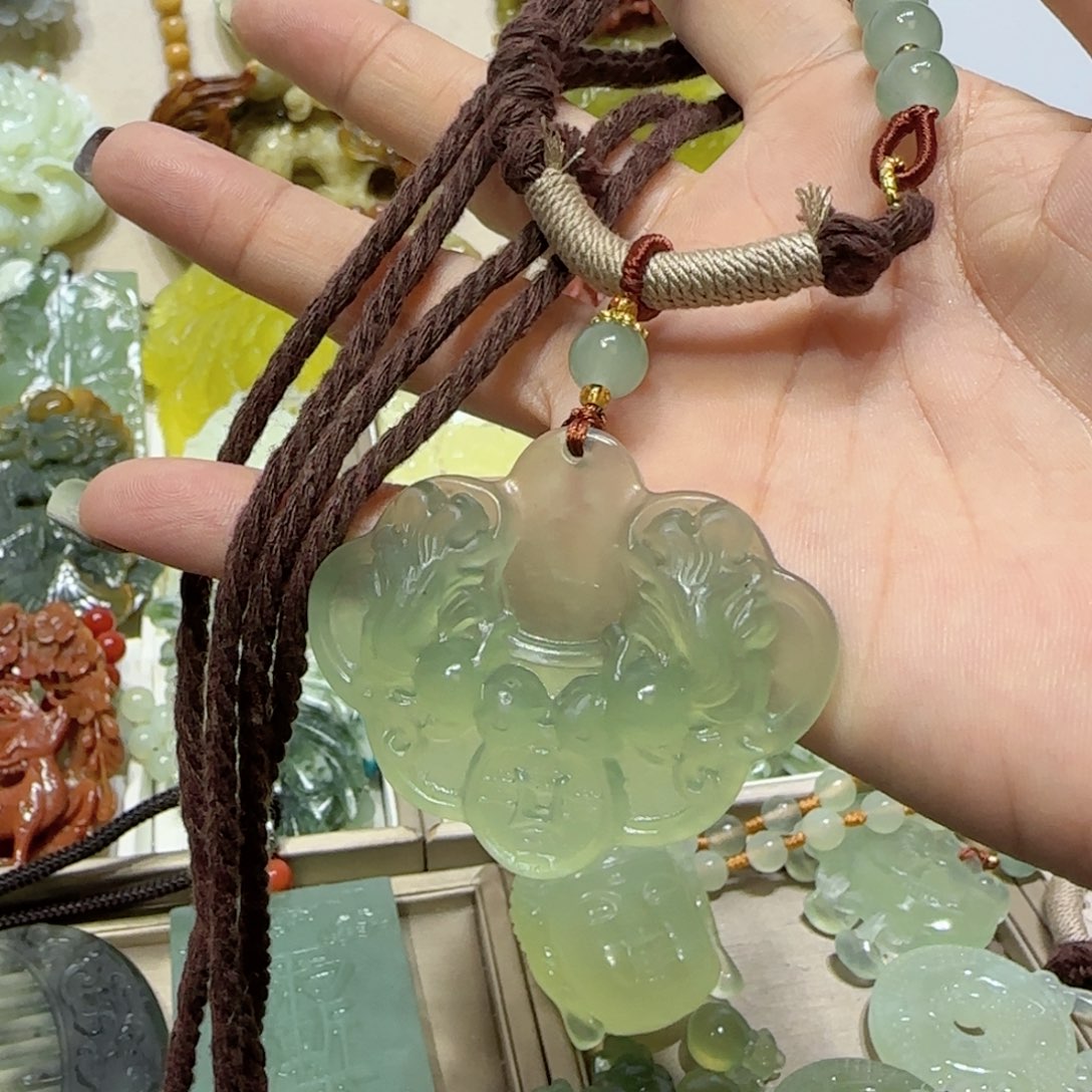 未镶嵌蛇纹石玉吊坠