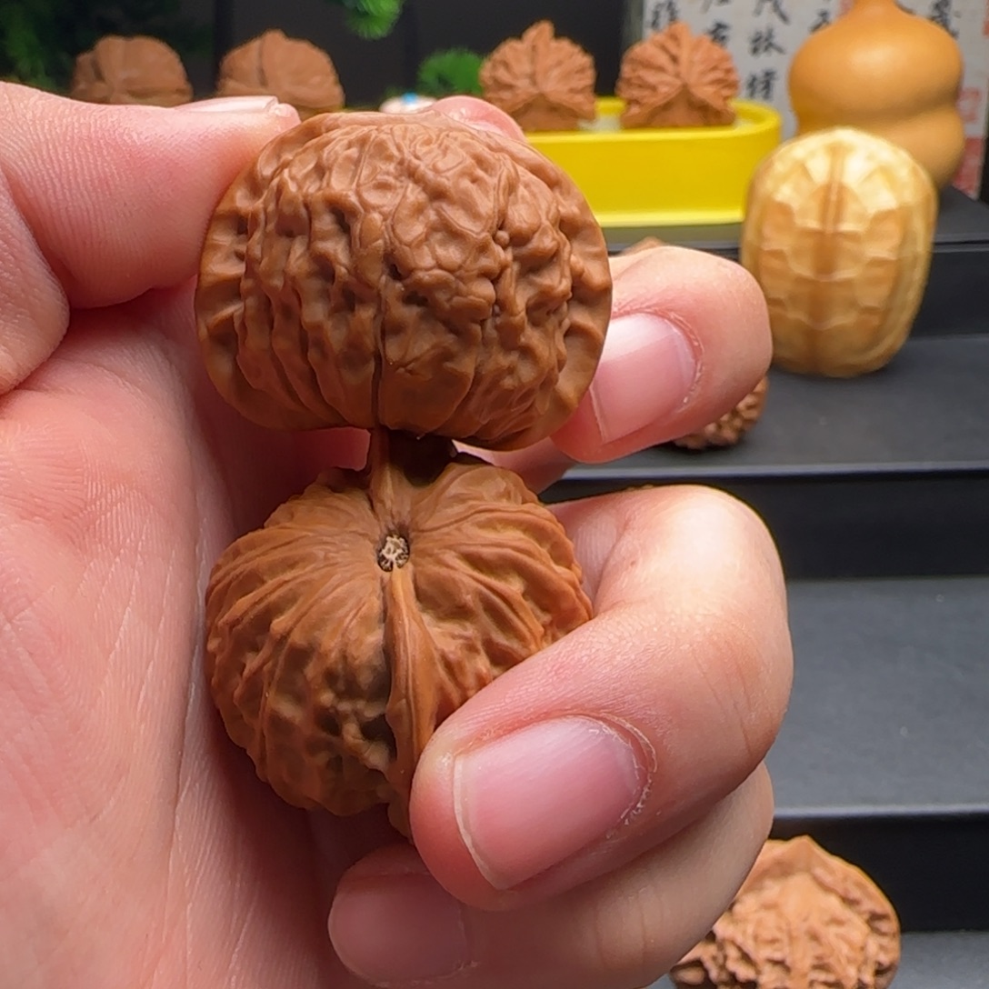 的***线文玩核桃吊坠石门元宝