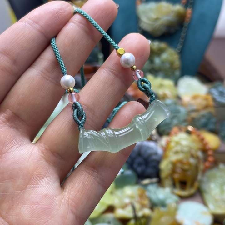 蛇纹石玉未镶嵌颈饰