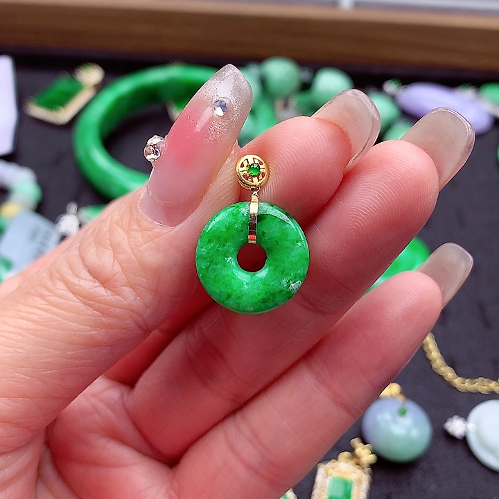 翡翠颈饰18K金镶嵌翡翠