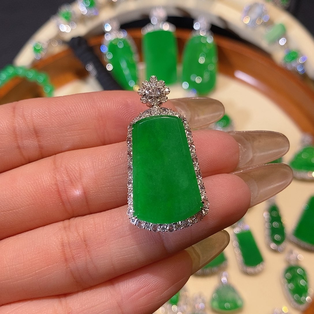 翡翠吊坠(不含链)18K金镶嵌最****无事牌吊坠