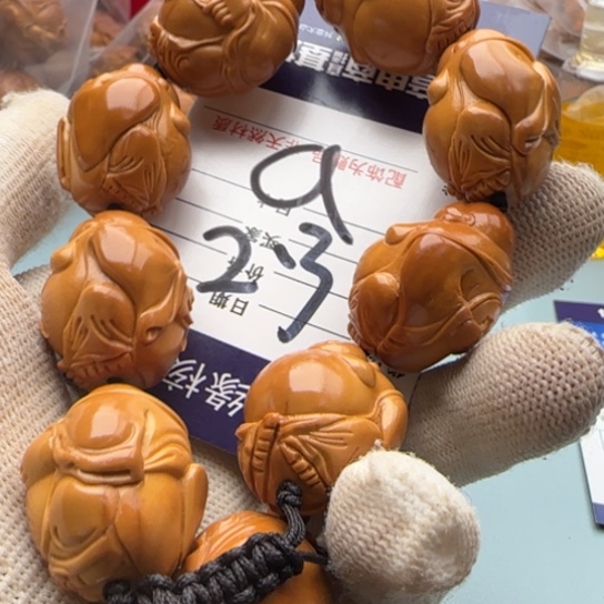 橄榄核吊坠a*宝雕刻工艺