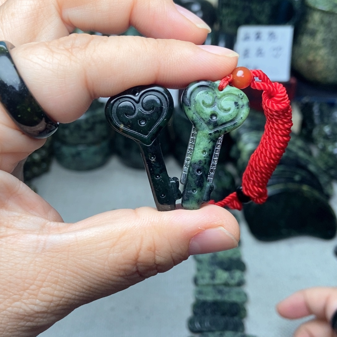 蛇纹石玉未镶嵌颈饰智齿（光）