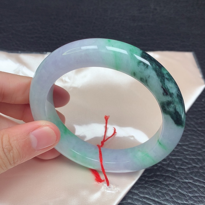 翡翠手镯未镶嵌。