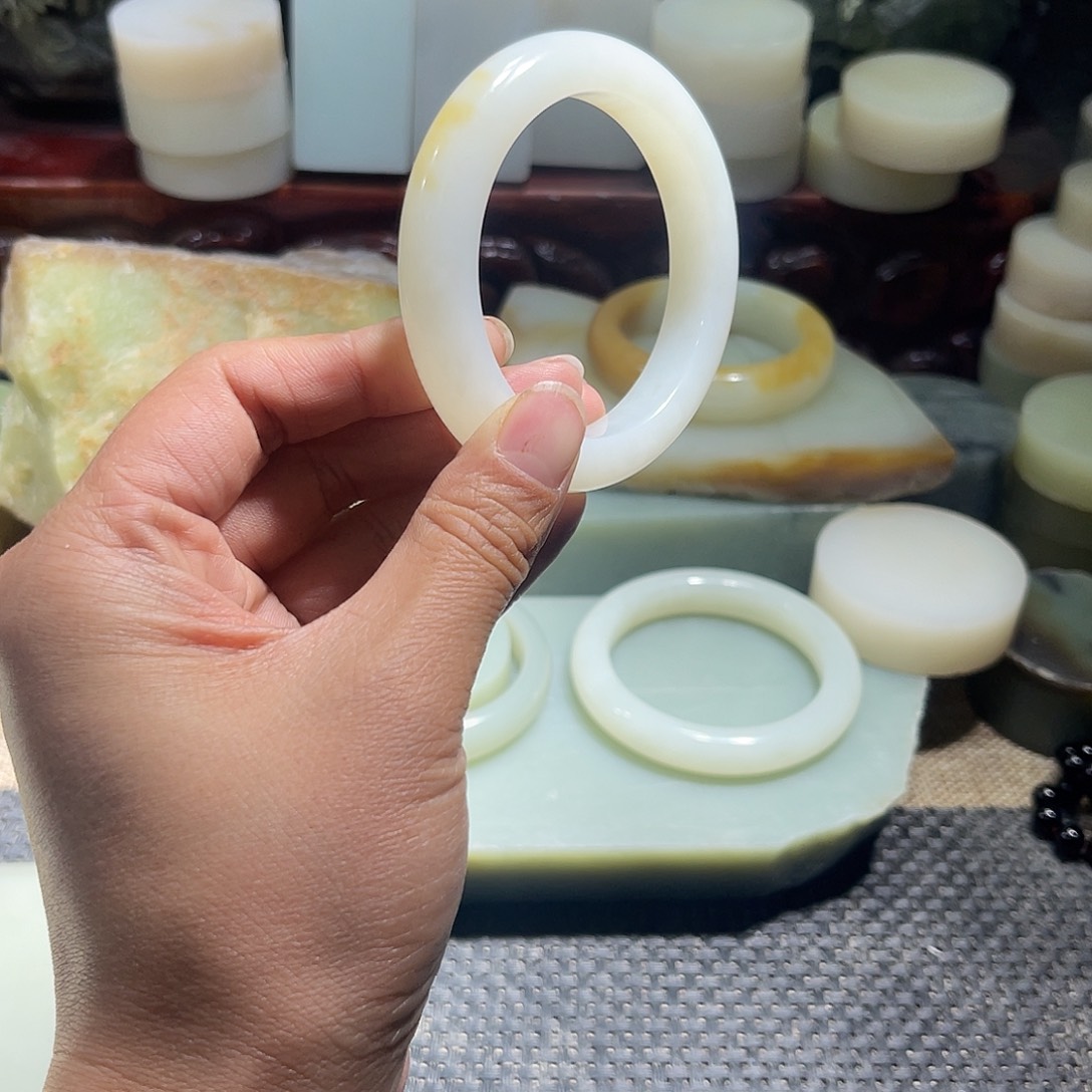 凝***和田玉（糖玉）未镶嵌手镯糖白