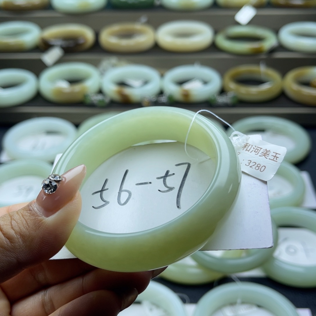 和田玉手镯未镶嵌