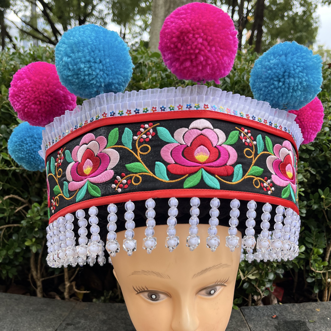楚雄彝族绣花帽子女毛球左脚民族大帽头饰