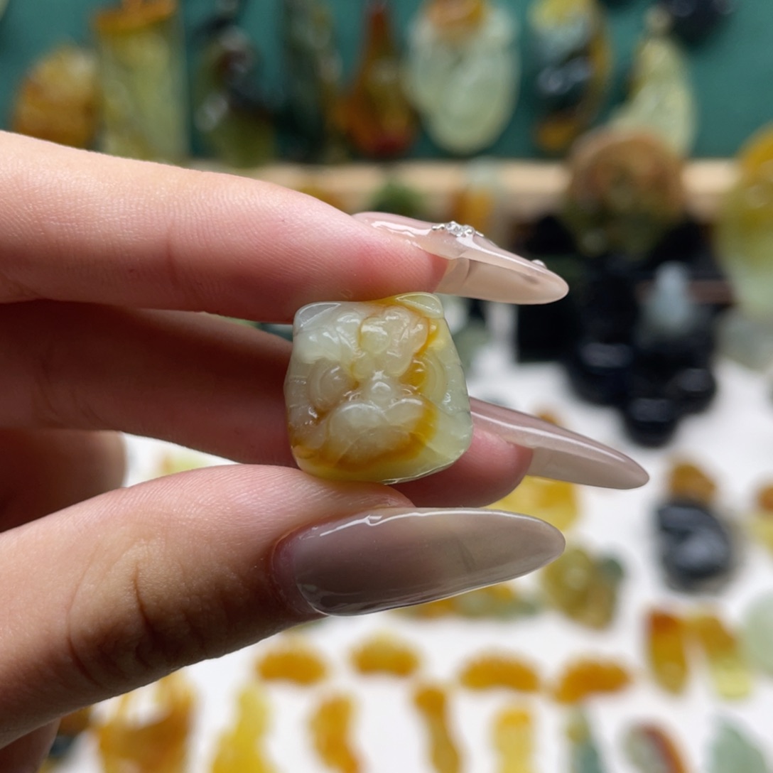 蛇纹石玉颈饰未镶嵌