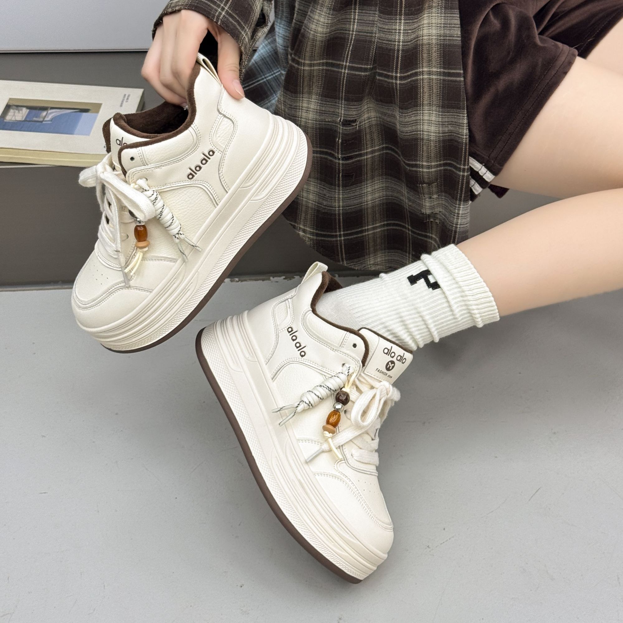 J.WON劲王秋冬板鞋圆头增高合成革系带休闲板鞋女鞋百搭小白鞋