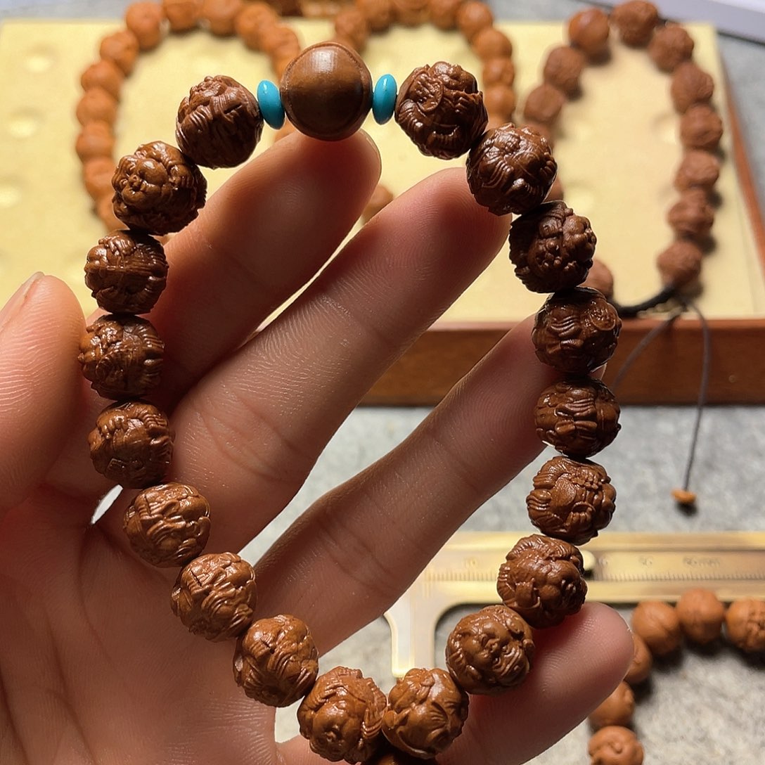 龙纹桃核雕刻横财神