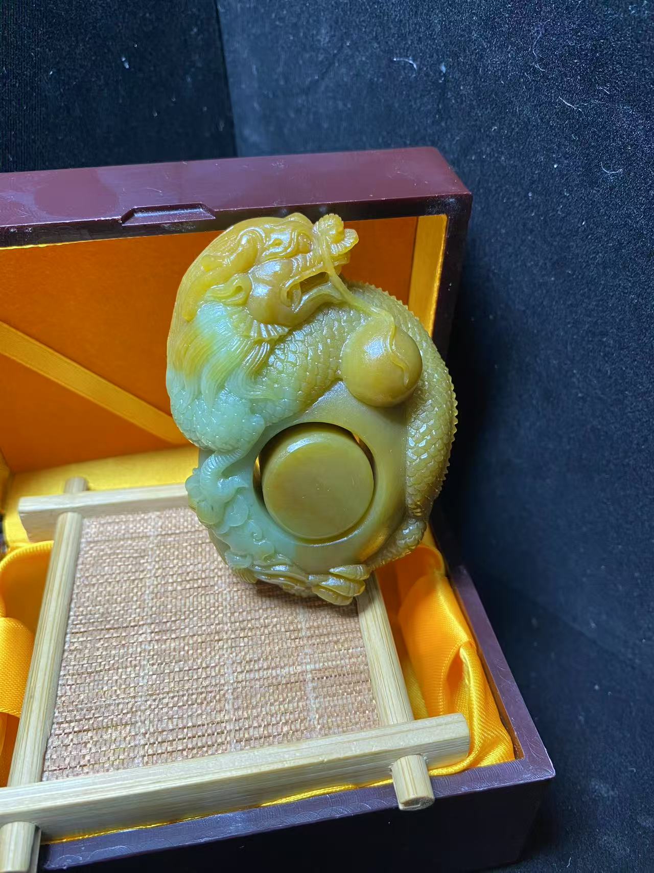 新疆和田玉糖黄口龙板指高端大气彰显气质油润细油糯档次奇高款式