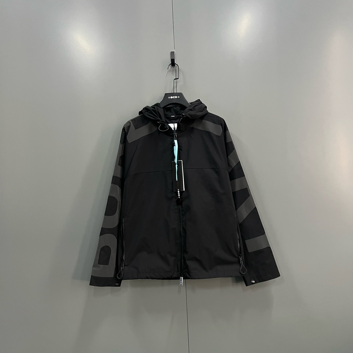 未使用 BURBERRY/博柏利 ab1212 207643 黑色印花连帽外套 M码