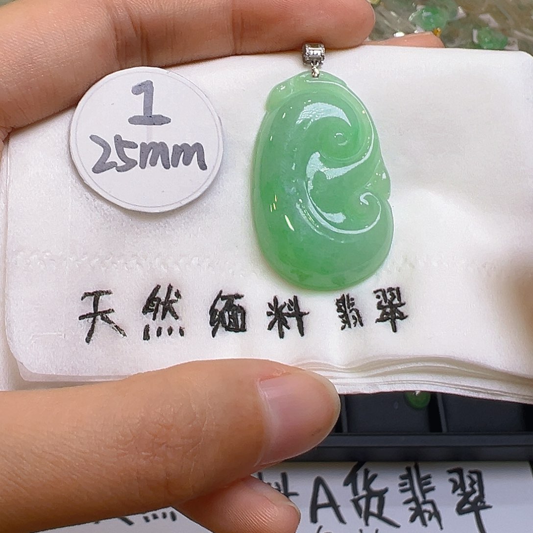 翡翠颈饰18K金镶嵌翡翠