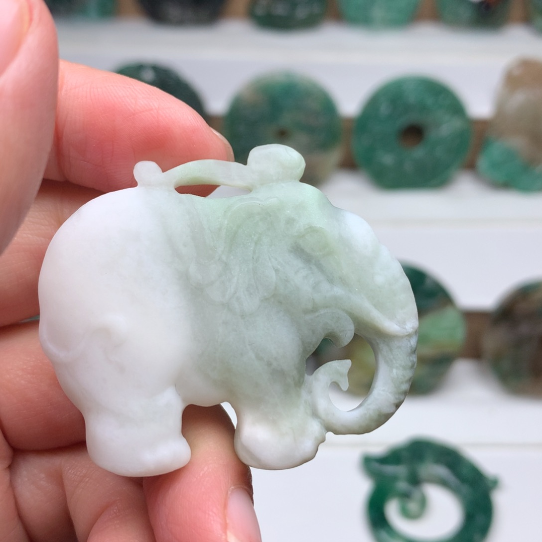 独山玉颈饰未镶嵌磨砂款