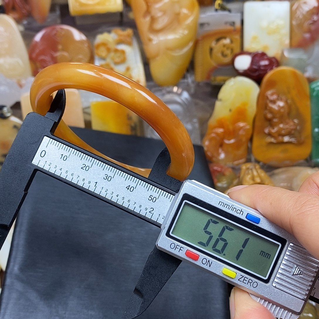 石英质玉（黄龙玉）颈饰未镶嵌