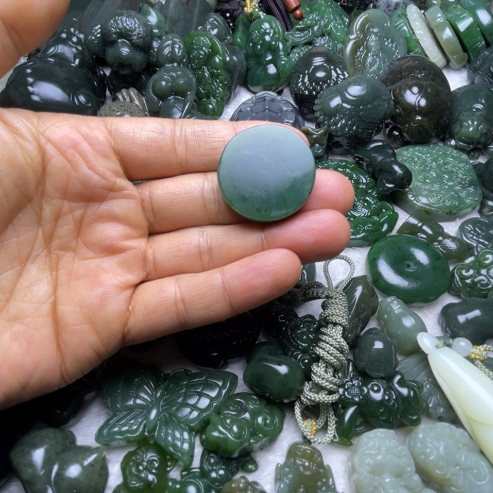 和田玉未镶嵌颈饰