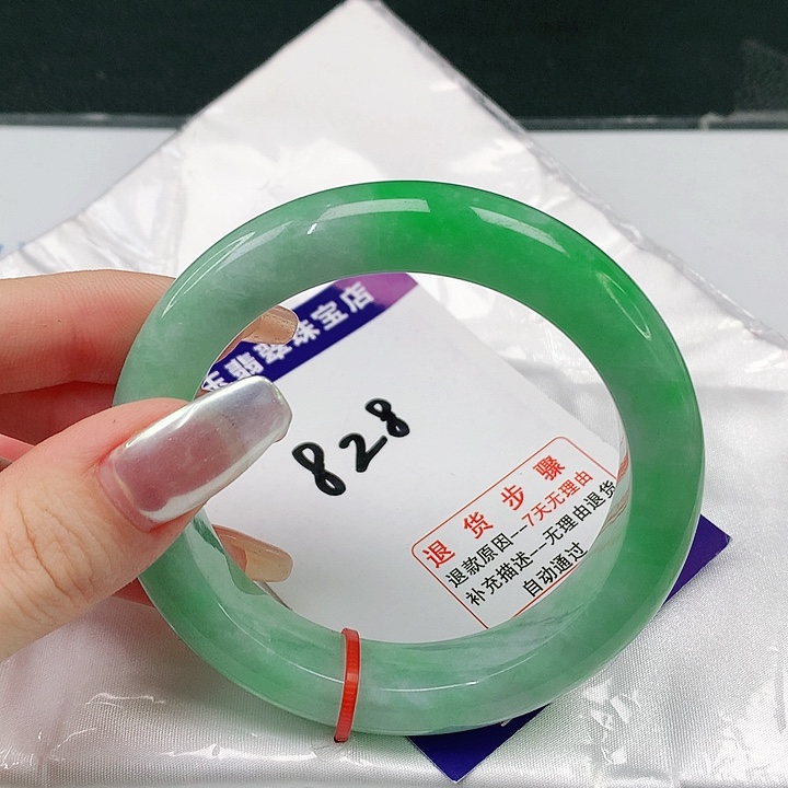 翡翠手镯未镶嵌翡翠手镯