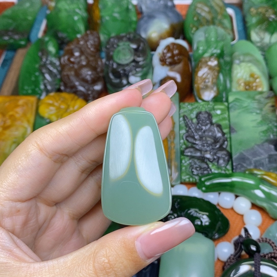 默***默和田玉未镶嵌颈饰